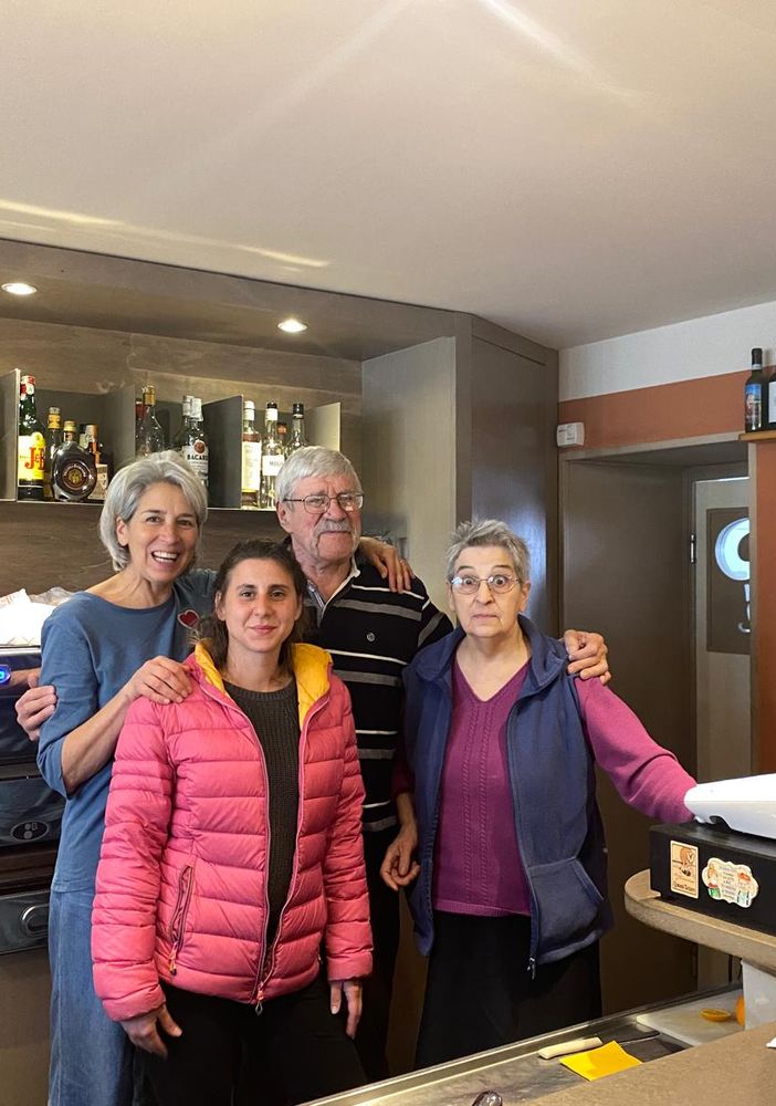 Varallo, un saluto agli storici gestori di Caffè del ponte: dopo 49 anni il meritato riposo.