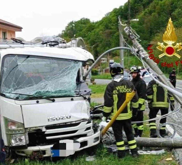 Valduggia, finisce contro un palo della luce: conducente estratto dalle lamiere