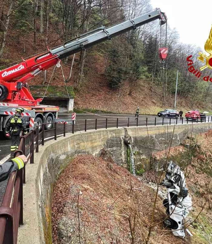Caduto in un canalone con l'auto. Oggi i Vigili del Fuoco intervengono per il recupero del mezzo