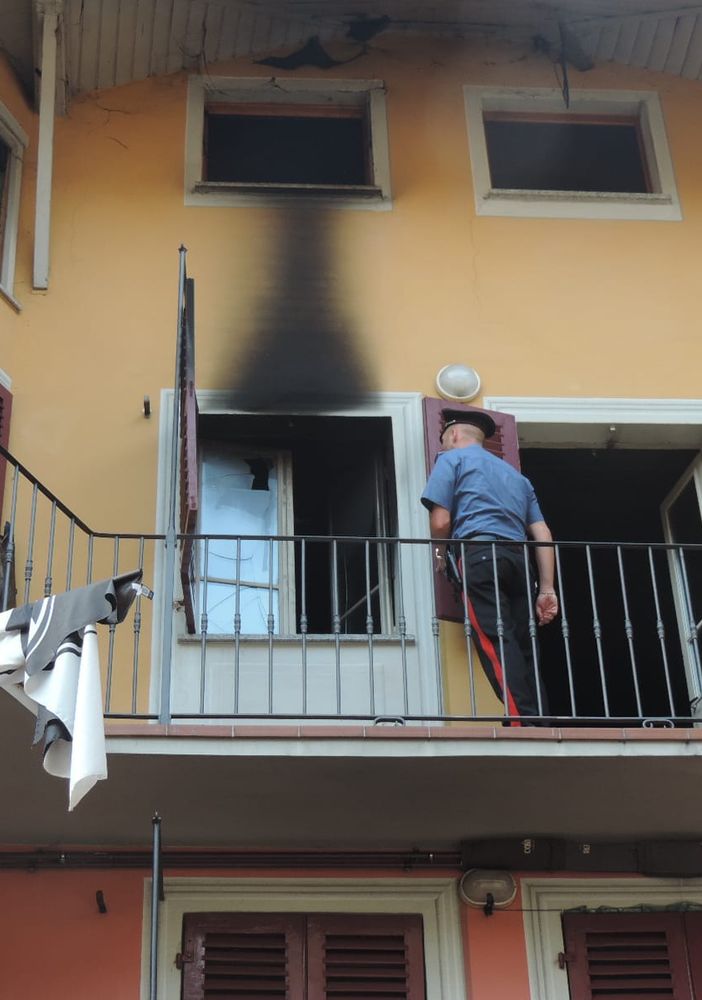 Brucia l’appartamento del vicino, 43enne arrestato dai Carabinieri