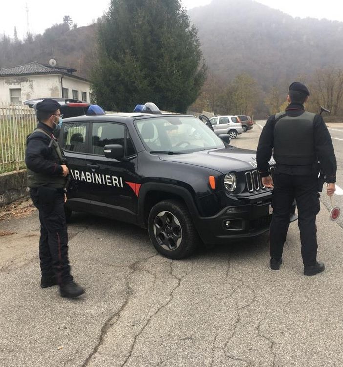 Carabinieri di Coggiola durante un posto di blocco nel lockdown