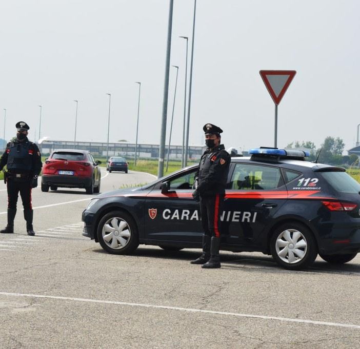 Non si fermano all'alt. Catturati dopo inseguimento, uno di loro era già ricercato