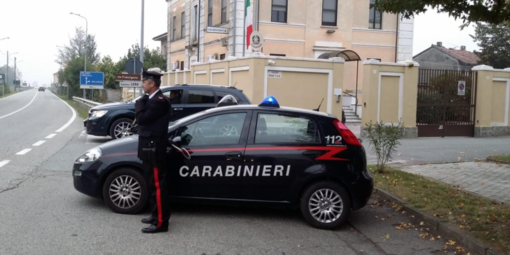 Manda ai vicini un video di minacce in cui esibisce un'arma (finta): 38enne nei guai