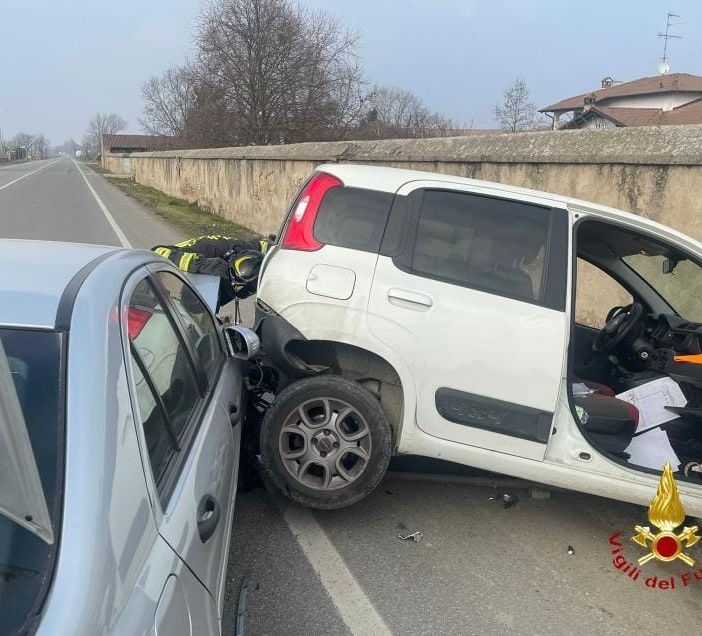 Scontro tra auto a Caresanablot. Incolumi gli occupanti