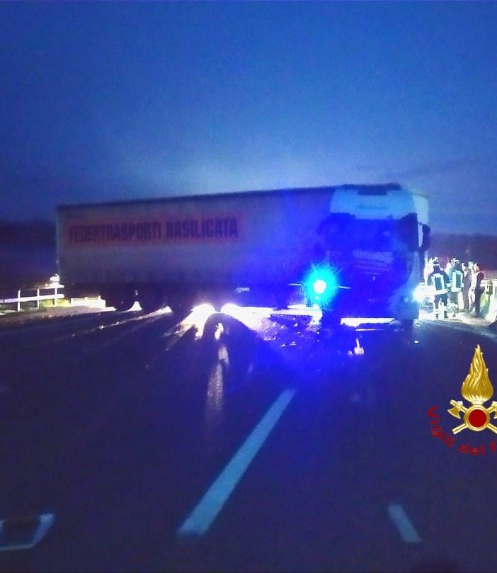 Incidente tra tir e furgone a Carisio. Traffico bloccato sulla A4 per le operazioni di ripristino