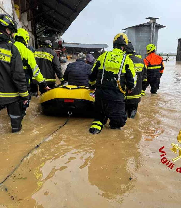 Esondazione del torrente Elvo: anziani bloccati in casa, salvati dai Vigili del Fuoco