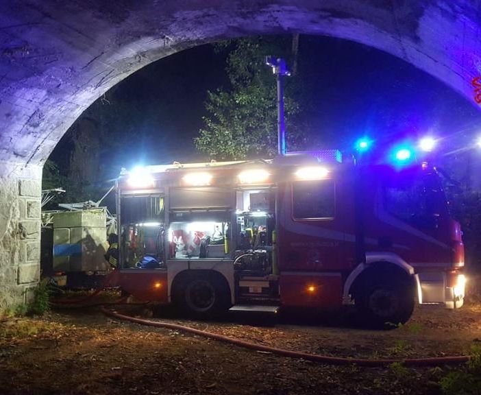 Incendio catasta di legna, provvidenziale intervento dei Vigili del Fuoco