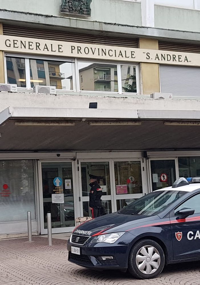 Vercelli: dà in escandescenze al pronto soccorso, arrestato dai carabinieri