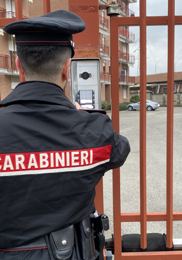 Danneggia videocitofono di una donna, milanese denunciato per atti persecutori in alta Valsessera