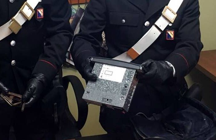 I carabinieri della Stazione di Crescentino hanno arrestato un 43 enne per furto su auto.
