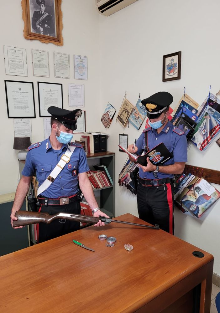 Minaccia di morte la mamma e ferisce un carabiniere: 29enne in manette