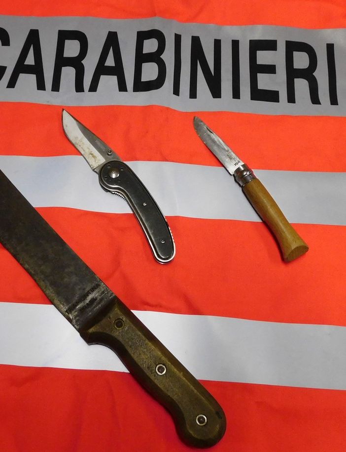 Borgosesia: per strada con tre coltelli, denunciate due persone