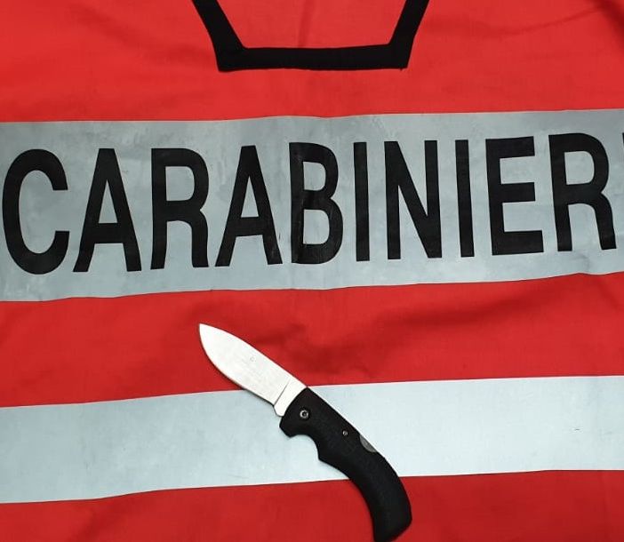 Ubriaco, prende a pugni l'auto dei carabinieri e minaccia i miliari con un coltello