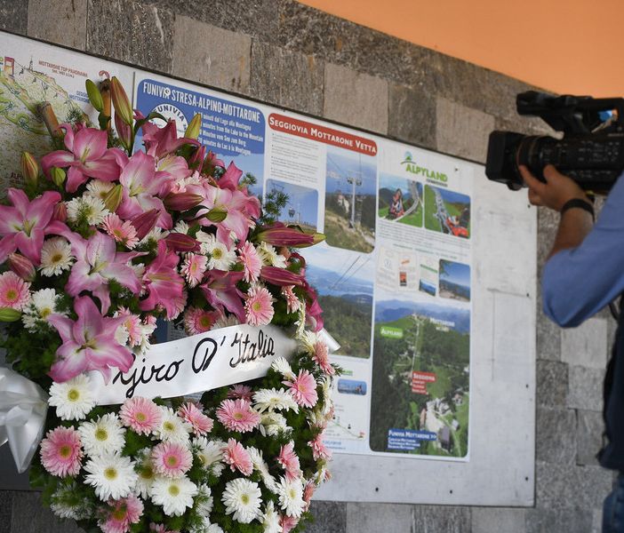 Una corona di rose deposta dagli organizzatori del Giro d'Italia alla partenza della Funivia