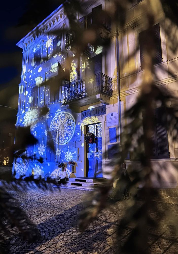 Il Comune di Crevacuore illuminato con luci natalizie