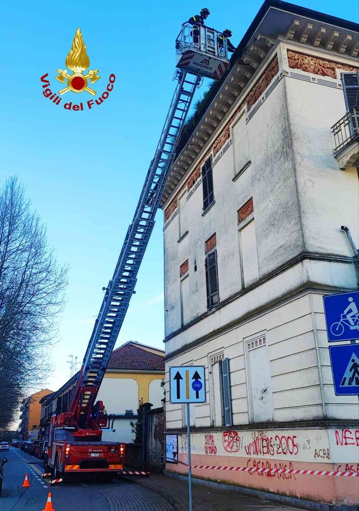Crollo di calcinacci a Vercelli: Vigili del Fuoco in azione, nessun ferito