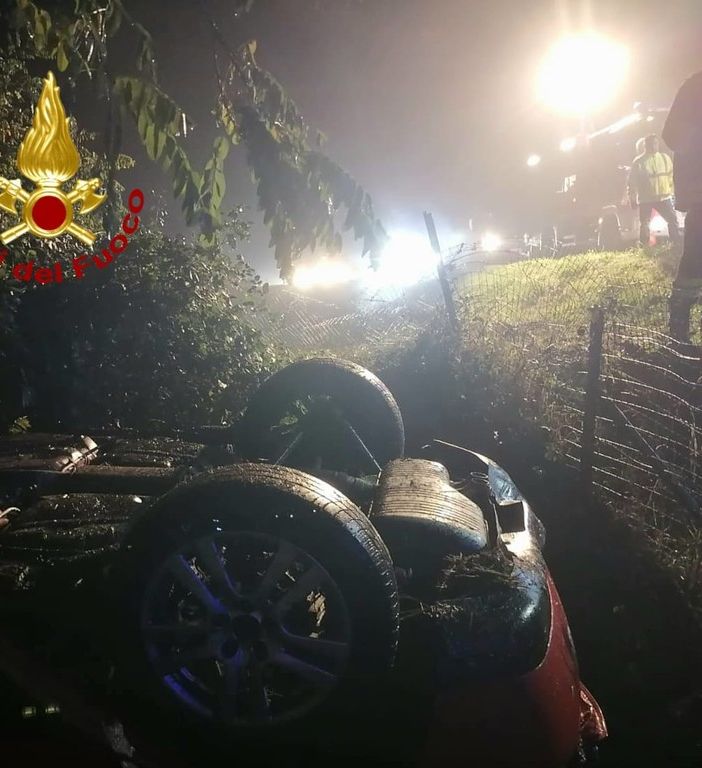 Alice Castello, macchina esce di strada e si ribalta sull'A5.