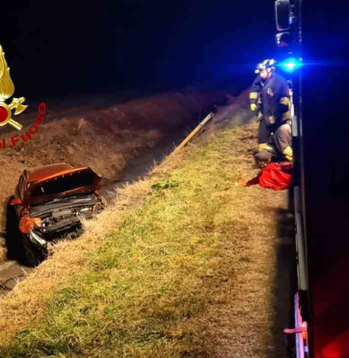 Incidente stradale a Livorno Ferraris: finisce in un canale e rimane intrappolato, l'intervento dei Vigili del Fuoco.