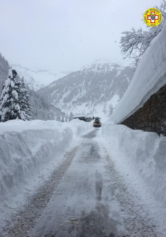 Un metro di neve in Val Sermenza e Carcoforo isolato: beni distribuiti e soccorsa anche una donna