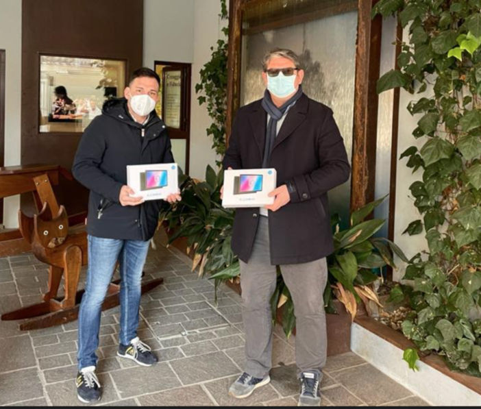 Gattinara: da Dusmman Service due tablet in dono per le scuole