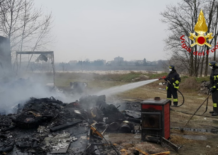 Argine della Sesia: incendio distrugge due roulotte