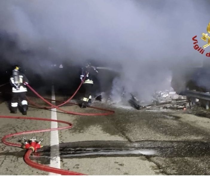 Furgone in fiamme nella notte tra giovedì e venerdì