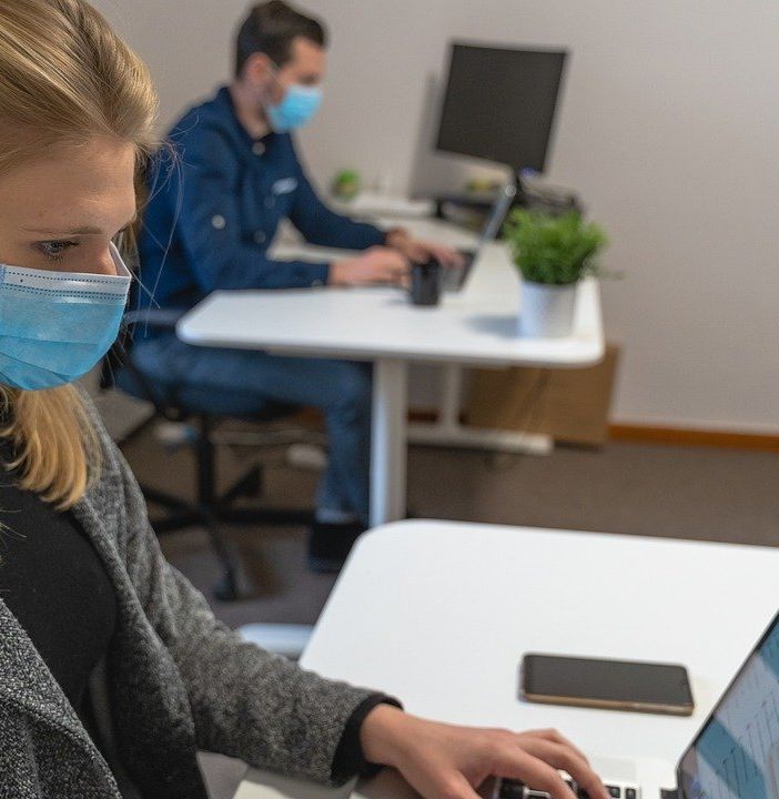 Un anno di pandemia, difficoltà e aspettative tra le imprese terziarie
