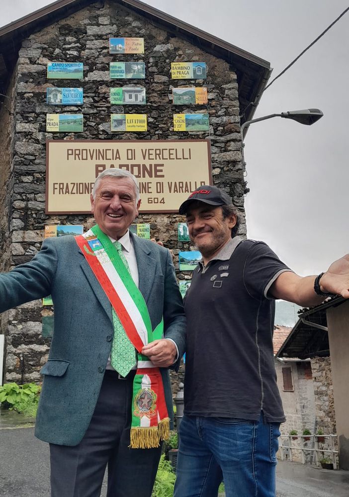 Varallo, Il Sindaco Pietro Bondetti ospita il campione di ciclismo “El Diablo”, Claudio Chiappucci  FOTO