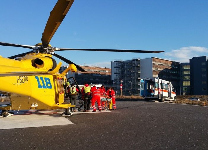Cade con gli sci a Bielmonte, uomo di circa 50 anni elitrasportato in ospedale (foto di repertorio)