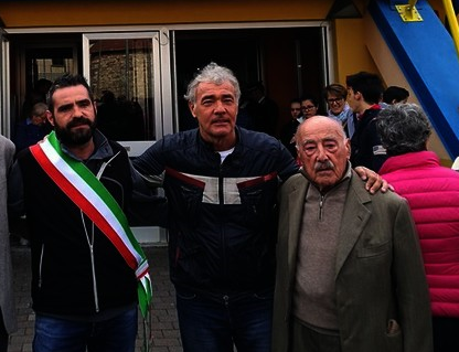 Da sinistra il sindaco di Valdilana Mario Carli, Massimo Giletti insieme al padre Emilio