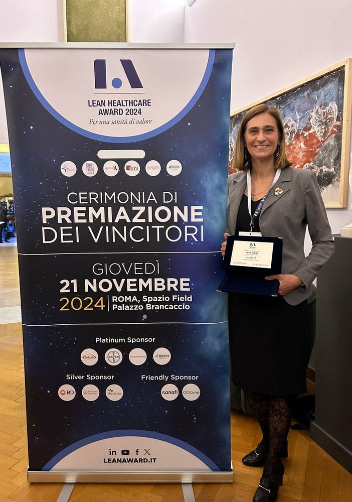 Il direttore generale Eva Colombo riceve il premio