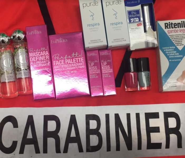 Ruba creme di bellezze in farmacia: nei guai una pensionata