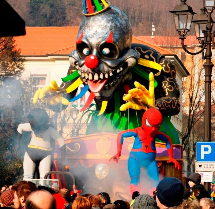 Carnevale 2020, carri e sfilate per le vie di Borgosesia FOTO