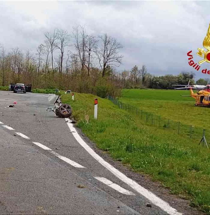 Ferrari in fiamme dopo incidente sulla Ivrea-Santhià: due morti carbonizzati