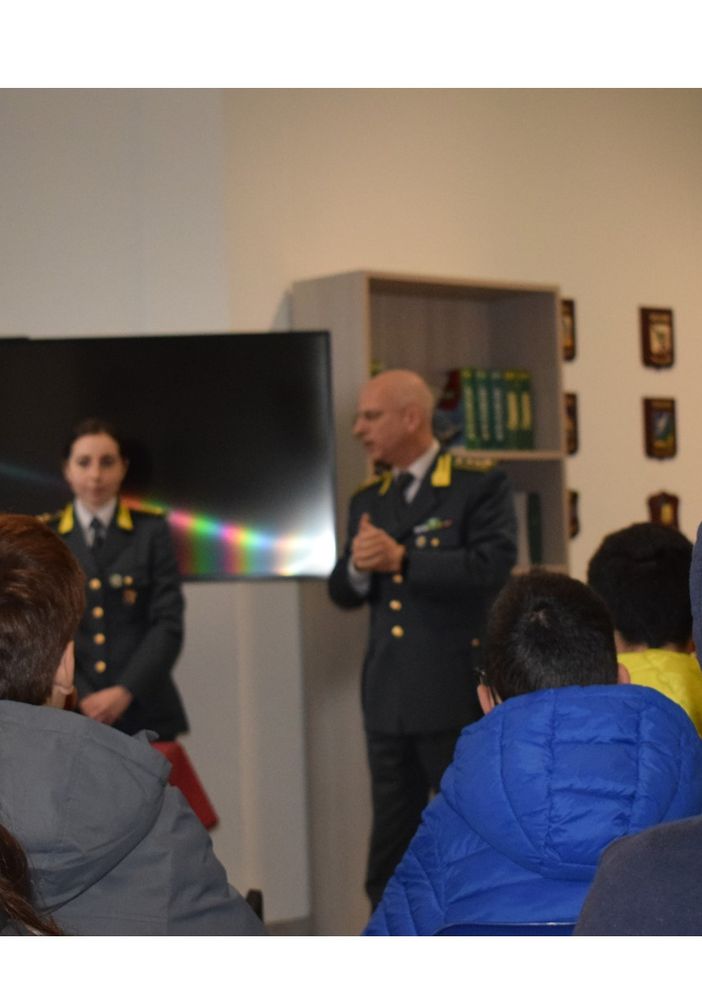 Gli studenti dell'istituto Lanino in visita alla Guardia di finanza