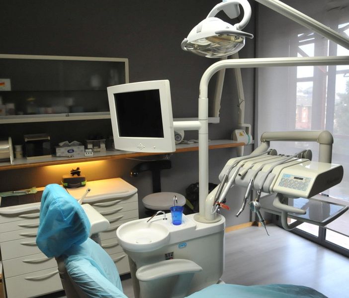 Fm Dental Biella, come riconoscere la Parodontite e come curarla, foto studio Fighera