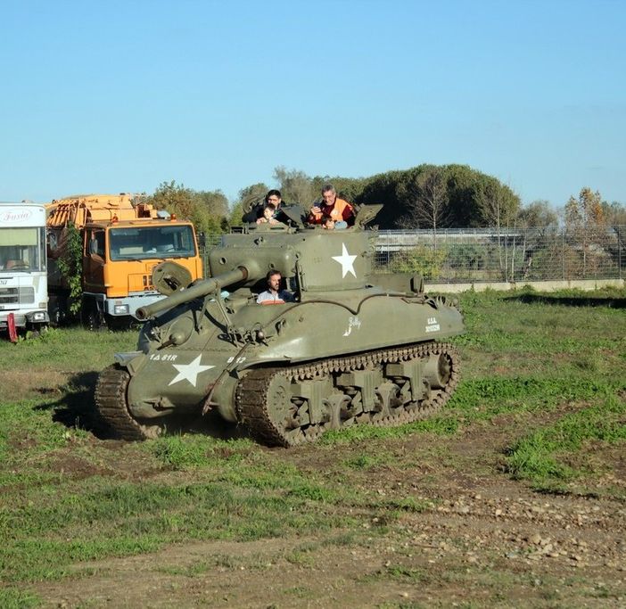 Fondazione Marazzato: festa dei mezzi militari e serata benefica con musica swing.