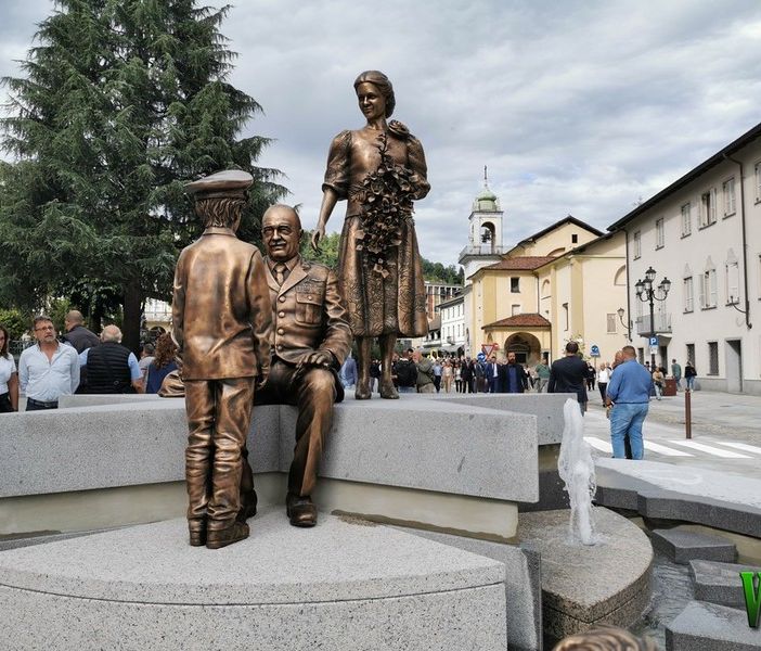 Borgosesia: l'entusiasmo per la nuova fontana in piazza Mazzini non si spegne