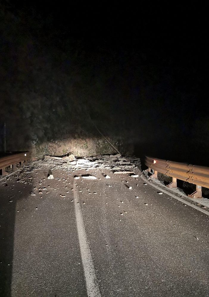 Dopo la frana a Rimasco strada riaperto a senso unico alternato