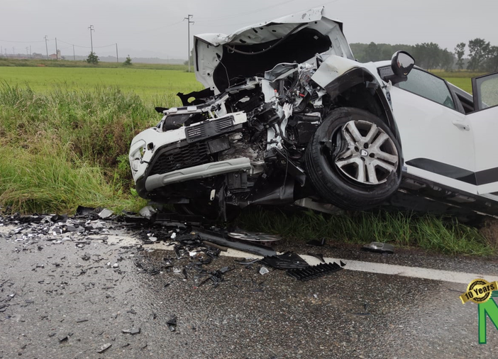 Frontale tra due auto a Brusnengo: tre feriti, uno in prognosi riservata