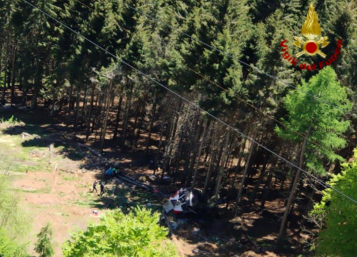 La cabina precipitata in uno scatto dei Vigili del Fuoco