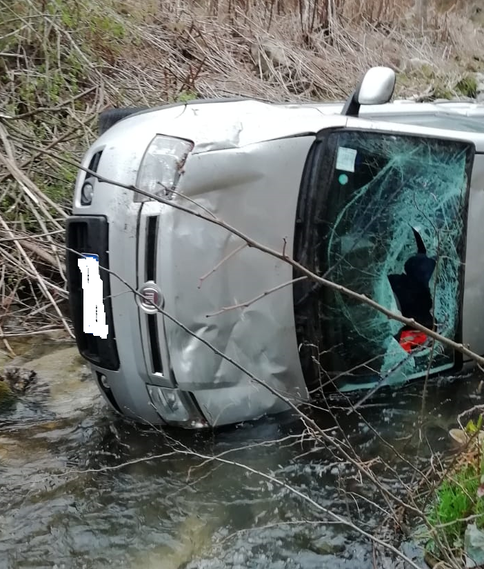 Perde il controllo dell'auto e finisce nel canale: giovane rimane illeso