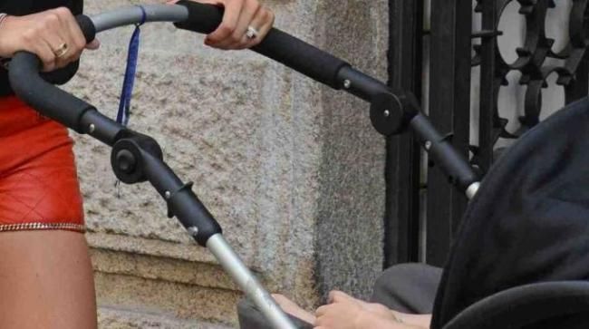 Vercelli: si avvicina alla mamma e tenta di portarle via la neonata di 5 mesi nel passeggino