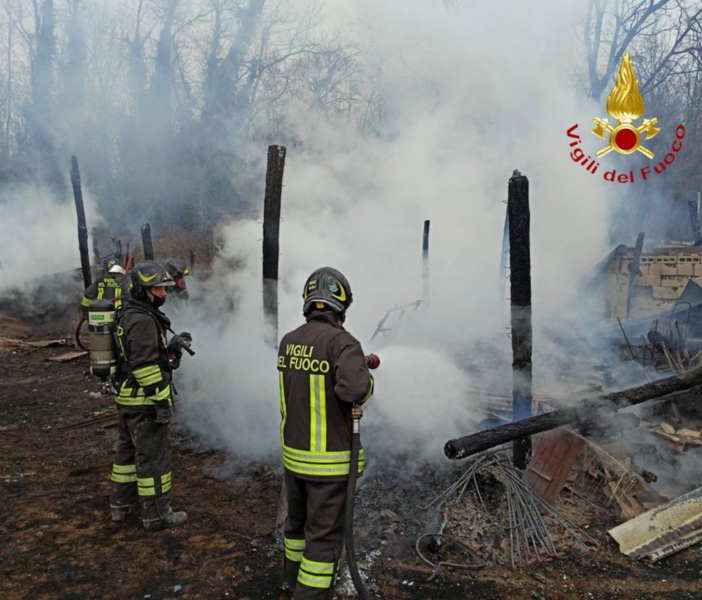 Baracche a fuoco alla periferia di Gattinara: all'interno anche bombole del gas