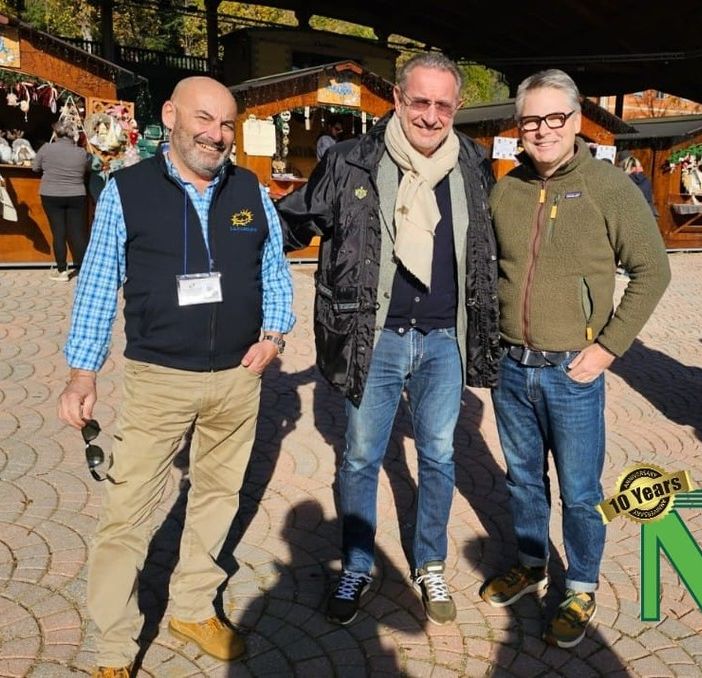 Sordevolo, Beppe Gandolfo con le telecamere di Studio Aperto Mag al Mercatino degli Angeli (servizio di Mauro Benedetti e Nicola Rasolo per newsbiella.it)