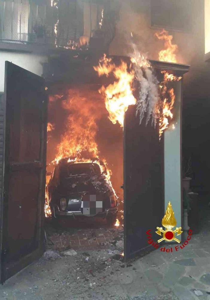 Borgosesia, garage e auto in fiamme: in azione i Vigili del Fuoco