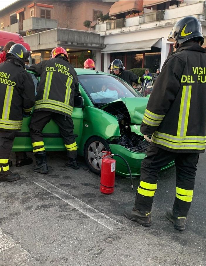 Gattinara, frontale tra due auto: entrambi i conducenti trasportati in ospedale