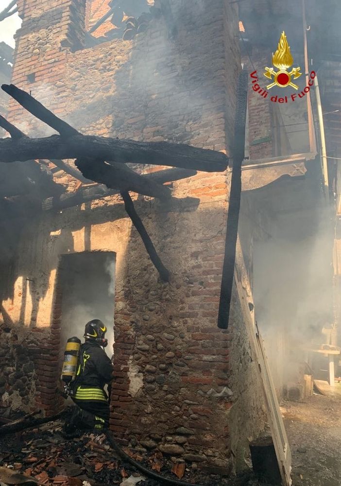 Gattinara: A fuoco una casa nel centro storico, Vigili del Fuoco intervengono