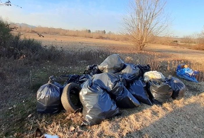 Sacchi di rifiuti abbandonati in mezzo alla campagna di Ghemme