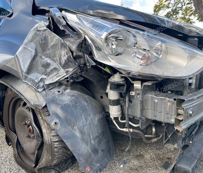 28enne perde il controllo dell'auto e finisce nella scarpata, ferite due giovani (foto di repertorio)